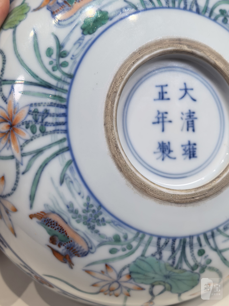 清雍正 斗彩鸳鸯荷塘图卧足盘一对 - 图11